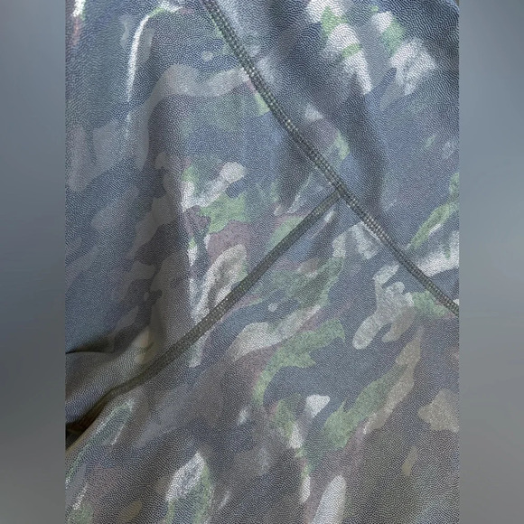 ZYIA Silver Camo Metallic holographic unicorn Hi-Rise crop
Leggings plus size 20 - Picture 12 of 12